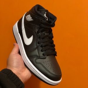 Jordan 1 mid